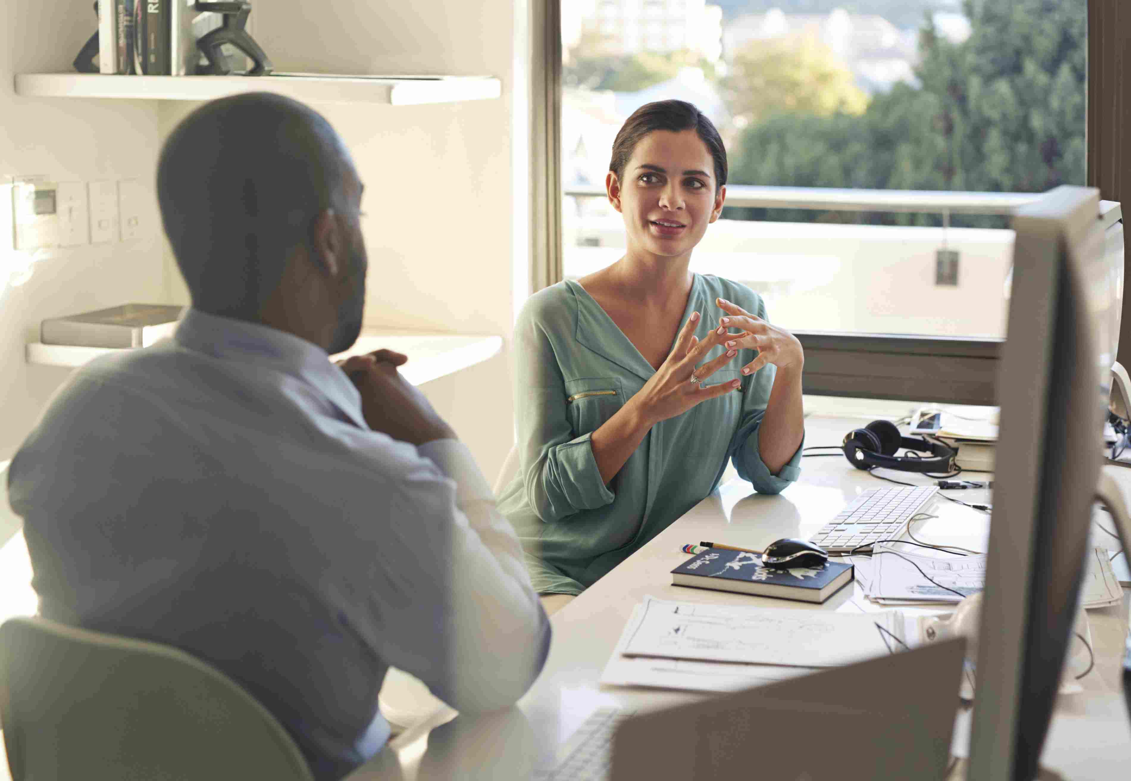 男人和女人在办公室里谈话
