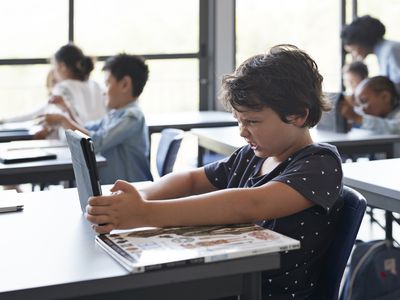 一个愤怒的男孩在学校