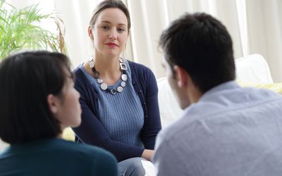 议员看着沙发上的一对夫妇