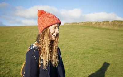 简介的年轻女子在农村微笑