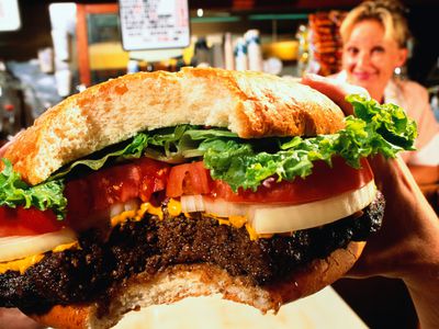 Hamburger, close-up, waitress in background (wide angle)
