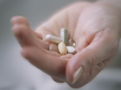 手拿着维生素药片