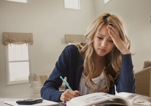 女人正在阅读，看起来很紧张