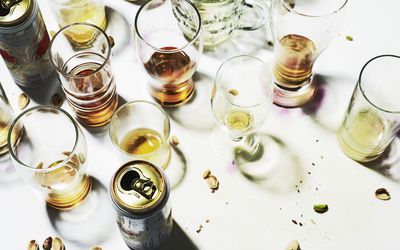 一个夜晚之后的空的肮脏的眼镜“class=