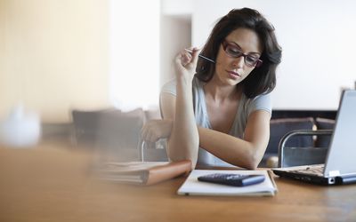 计算平均值、中位数和模式的女性。