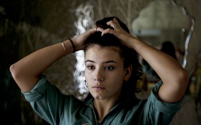 做她的头发的少妇