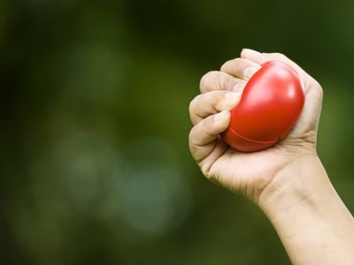 挤压压力球的手