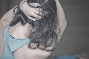 女人的肖像露脸与美丽的头发