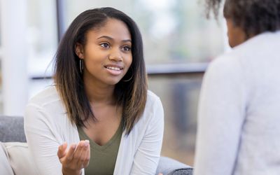 少女与治疗师交谈