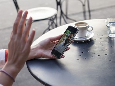 在视频聊天中向男人挥手的女人