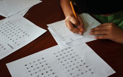 孩子的手写作汉字