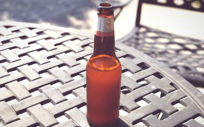 瓶特写镜头在桌上的