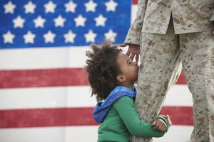 黑人女孩抱着归国士兵的腿