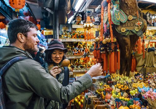 男人和女人在寻找小饰品，而旅行