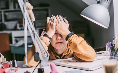 有她的头的恼怒的妇女在她的手上。