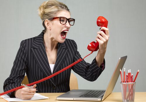愤怒的女人大呼小叫到手机