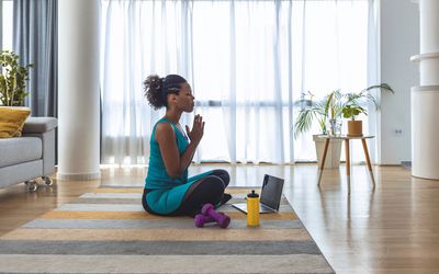 女人沉思,找到内心的平静