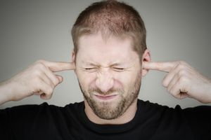 手指插在耳朵里的男人