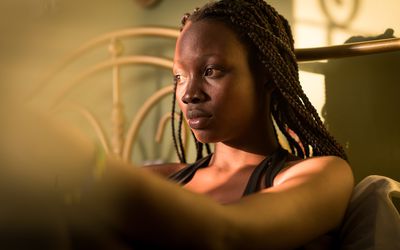 孤独的女人坐在房间里