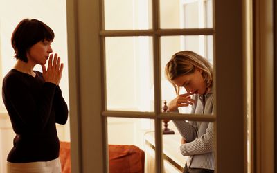 母亲和女儿说话