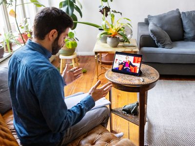 一名男子在网上与治疗师交谈