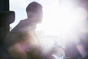 向窗外看的男人的剪影