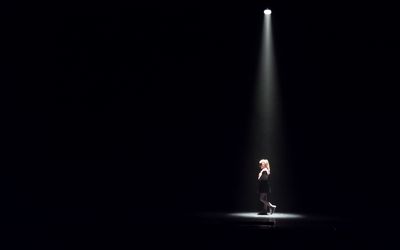 聚光灯效应是社交焦虑的一部分。