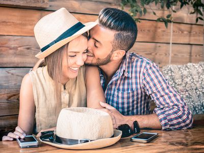 1 .小伙子对忻娘低声耳语