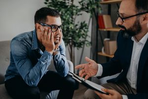 男人与精神病医生交谈