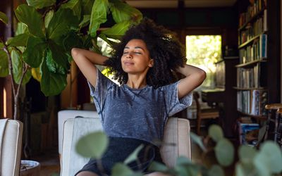 看起来愉快和放松的妇女由自己。