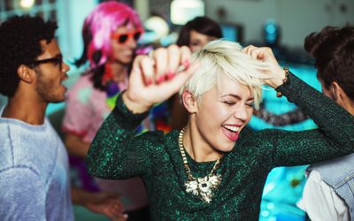 朋友在聚会上跳舞