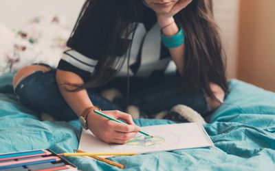 年轻女子与抗应激的图画书放宽