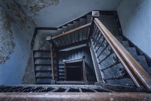 废弃建筑的低角度视图