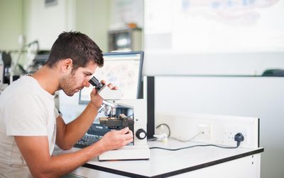 有显微镜的医学生