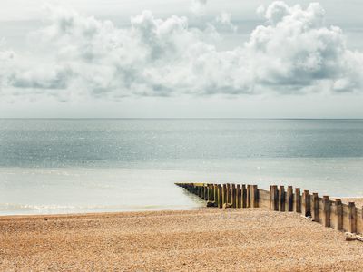 海洋和沙滩上的云朵