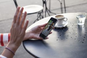 女人在视频聊天中向男人挥手