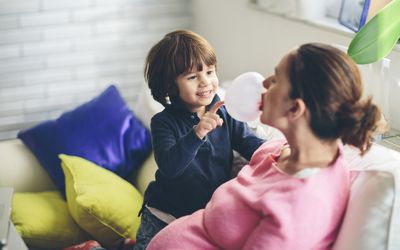 孕妇吹泡泡与儿子