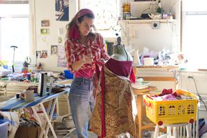 杂乱无章的女人做一件衣服