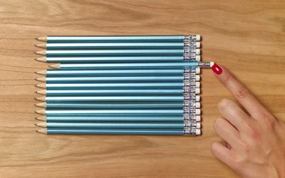 整理完全一样的铅笔的女人