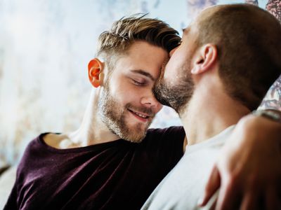 亲吻前额的两个人