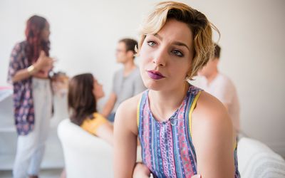 在聚会上闷闷不乐的女人的画像。