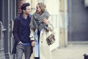 一对情侣手挽手走在街上