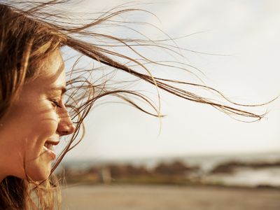 蠕虫an with the wind in her hair smiling