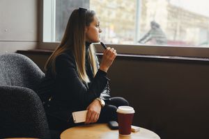 一个拿着蜡笔沉思的女人