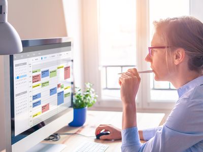 妇女在计算机上堵住时间