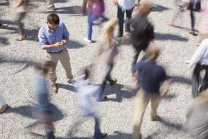 文冲检查的人群中，他的手机