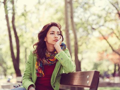 蠕虫an sitting on a park bench with a thoughtful expression.