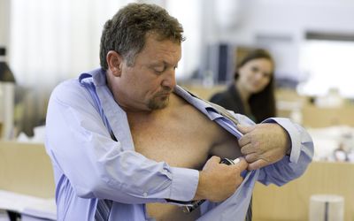 应用deodorant的成熟人在办公室