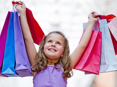 一个孩子拿着购物袋的照片