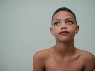 年轻的非洲裔美国男孩化妆